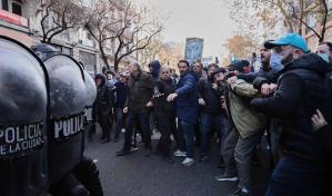 Miles de manifestantes marchan hacia la Casa de Gobierno por condena a Cristina Fernández