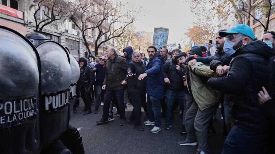 Miles de manifestantes marchan hacia la Casa de Gobierno por condena a Cristina Fernández Miles de manifestantes marchan hacia la Casa de Gobierno por condena a Cristina Fernández