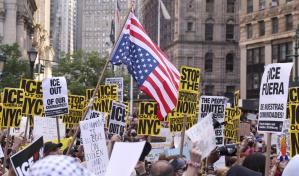Aquí estamos: miles protestan en Nueva York contra la política migratoria de Trump
