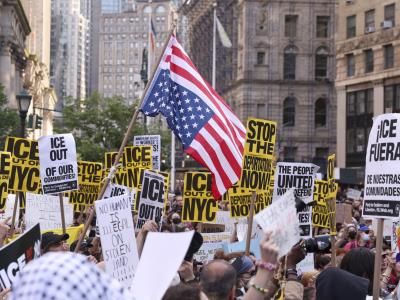 Miles protestan en Nueva York contra la política migratoria de Trump