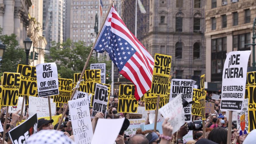 Aquí estamos: miles protestan en Nueva York contra la política migratoria de Trump Aquí estamos: miles protestan en Nueva York contra la política migratoria de Trump