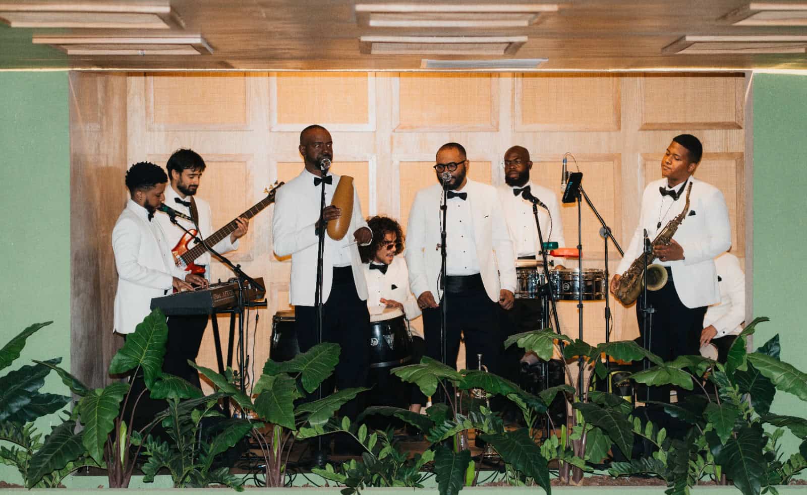 El restaurante tiene música en vivo.