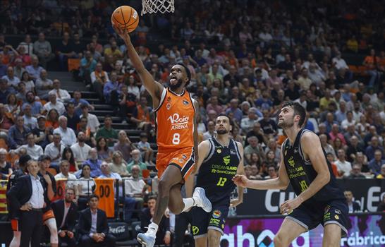 El Valencia somete al Efes y se hace fuerte arriba con su cuarta victoria seguida
