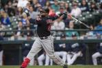Carlos Santana festeja sus 15 años en Grandes Ligas con un grand slam