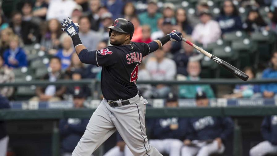 Carlos Santana festeja sus 15 años en Grandes Ligas con un grand slam Carlos Santana festeja sus 15 años en Grandes Ligas con un grand slam
