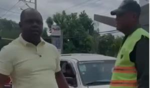 Alcalde de Las Matas de Farfán enfrenta a agentes de la Digesett y los manda a trabajar Alcalde de Las Matas de Farfán enfrenta a agentes de la Digesett y los manda a trabajar