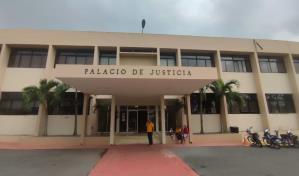 Aplazan coerción a mujer acusada de provocar fracturas a golpes a su hija recién nacida en Miches