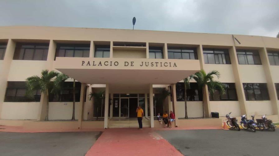 Aplazan coerción a mujer acusada de provocar fracturas a golpes a su hija recién nacida en Miches Aplazan coerción a mujer acusada de provocar fracturas a golpes a su hija recién nacida en Miches