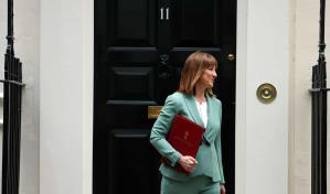 El gobierno británico apuesta por la defensa y la sanidad en sus presupuestos