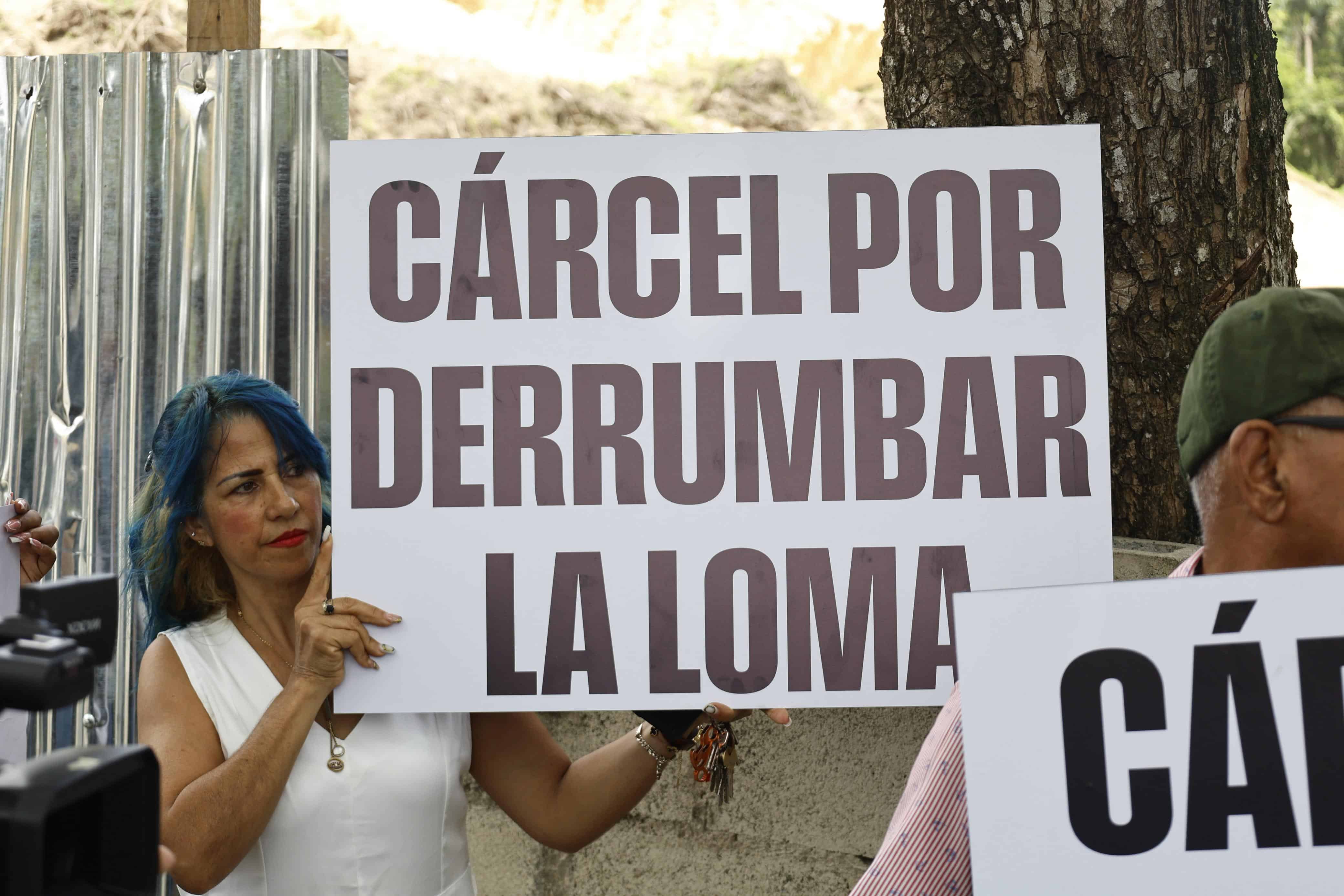 Carteles de protesta de la comunidad de Cuesta Brava exigiendo la paralización de la obra que afecta el ecosistema local.