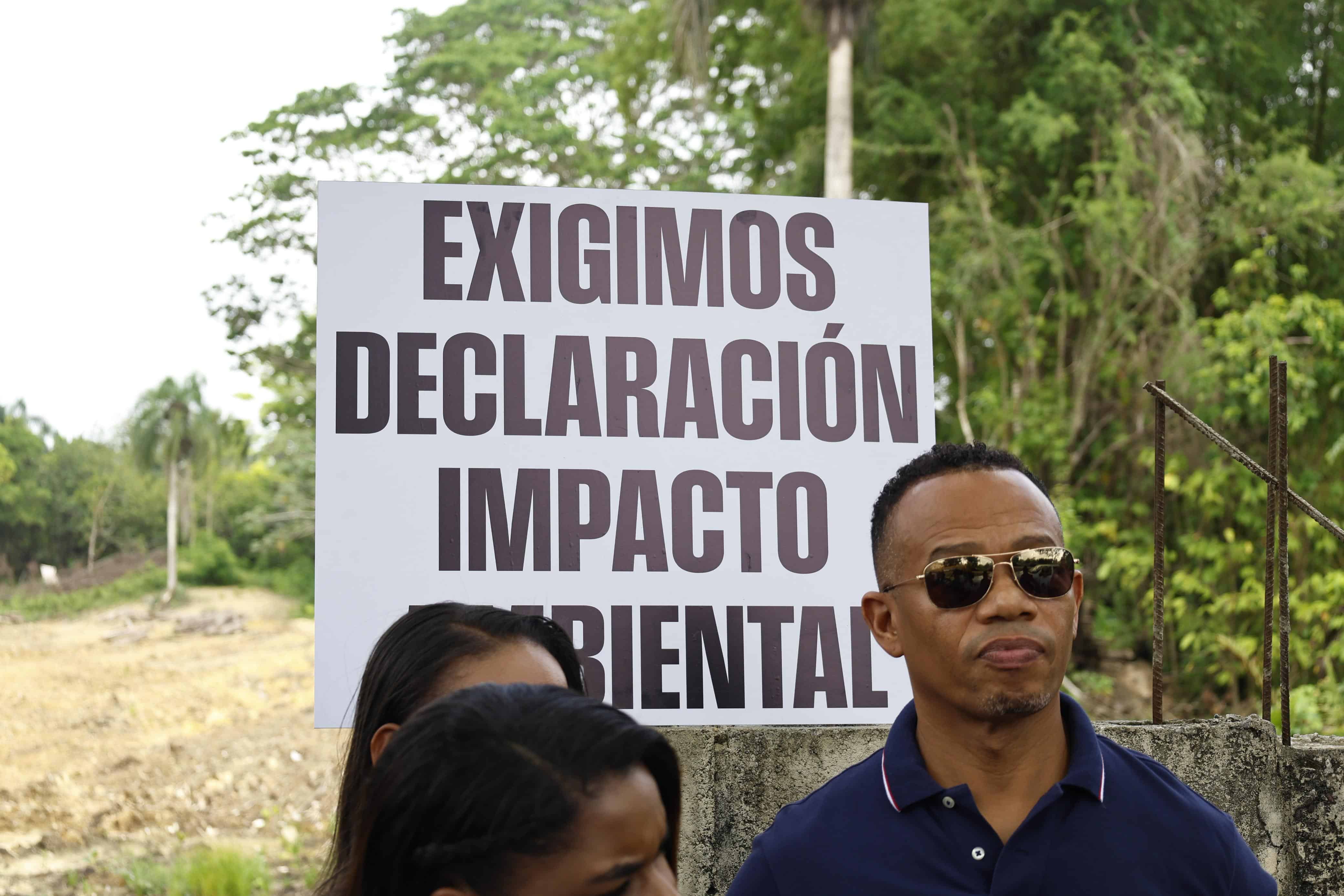 Carteles de la Asociación de Vecinos de Cuesta Brava exigiendo la revocación de permisos ambientales otorgados a proyecto inmobiliario.