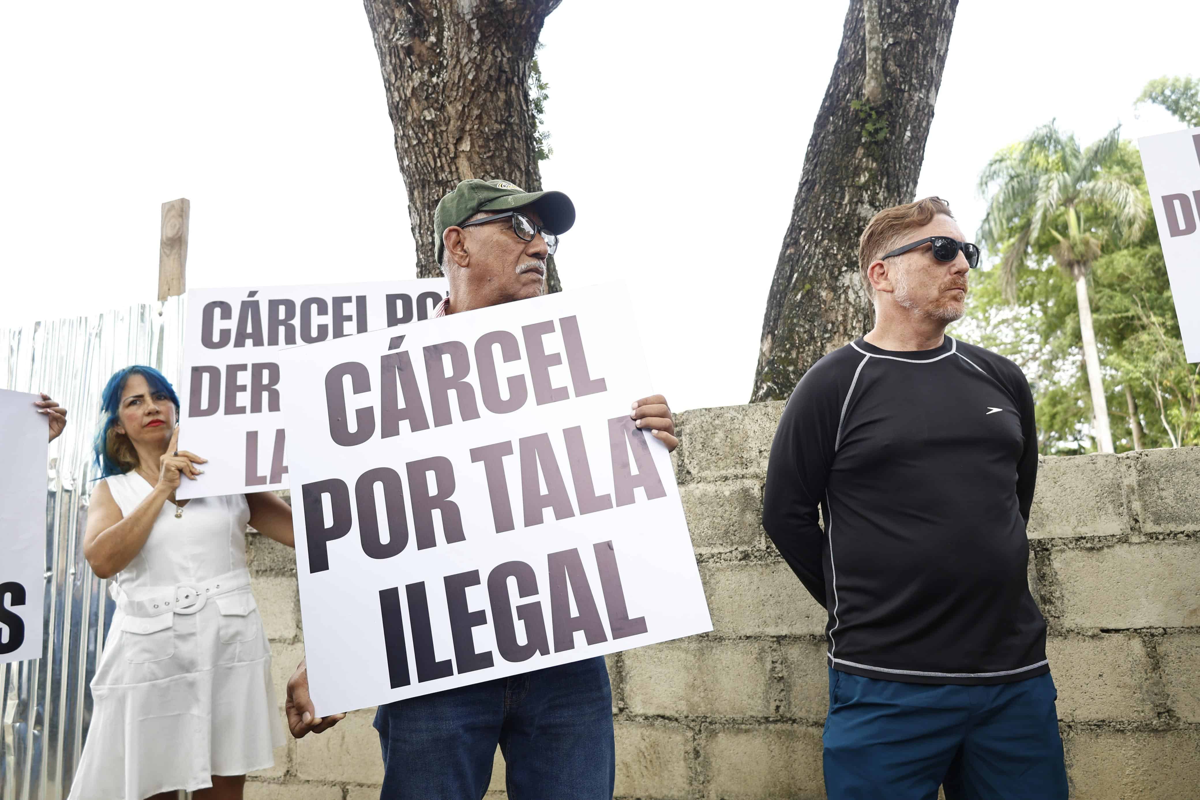 Carteles de la Asociación de Vecinos de Cuesta Brava exigiendo la revocación de permisos ambientales otorgados al proyecto inmobiliario. 