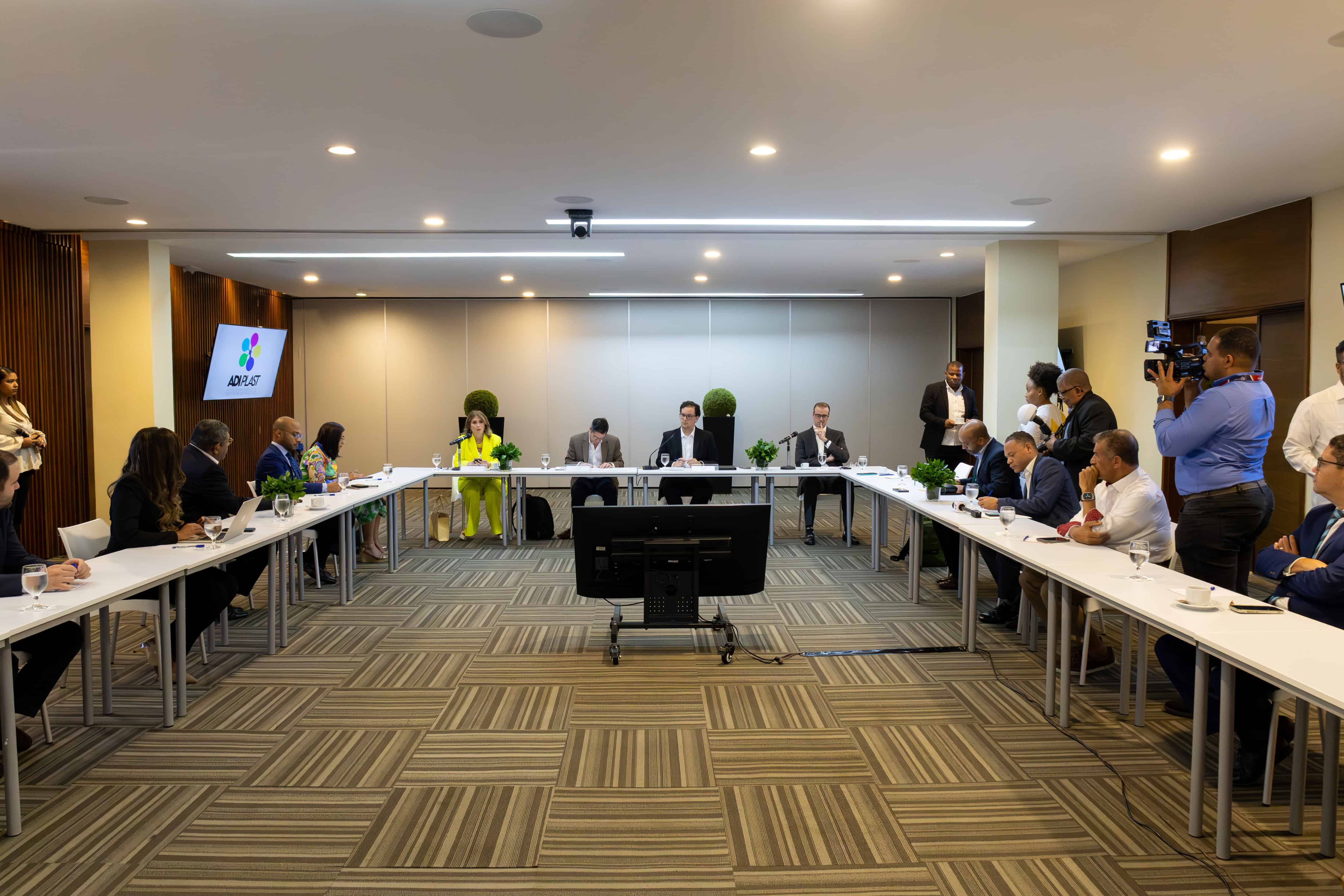 Ejecutivos de Adiplast y Cristian Halaby Fernández, presidente de la Cámara Ambiental del Plástico de Colombia, se reunieron con periodistas y representantes de diferentes medios de comunicación.