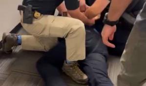 Senador de EE. UU. sacado a la fuerza de conferencia del Gobierno Trump por redadas