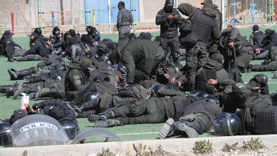 Un civil y cuatro policías muertos en choques durante bloqueos por candidatura de Evo Morales Un civil y cuatro policías muertos en choques durante bloqueos por candidatura de Evo Morales