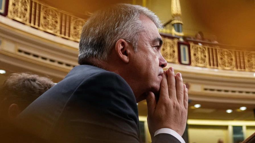 Número tres de partido socialista español abandona escaño en el senado por escándalo de comisiones