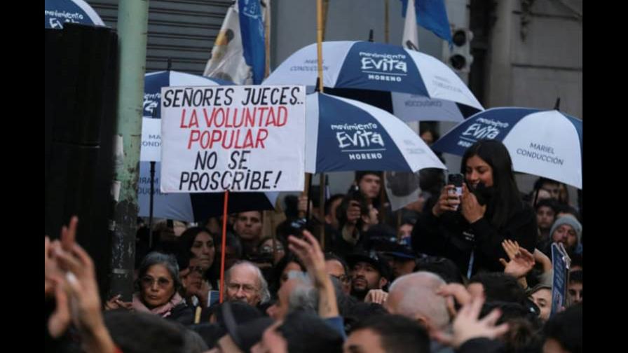 Seguidores de Cristina Fernández inician un acampe frente a la sede del Supremo argentino Seguidores de Cristina Fernández inician un acampe frente a la sede del Supremo argentino