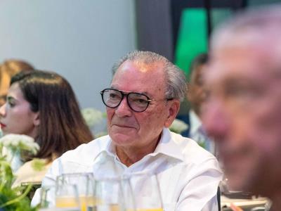 Convierte en ley nombrar Boulevard del Este en honor a Frank Rainieri