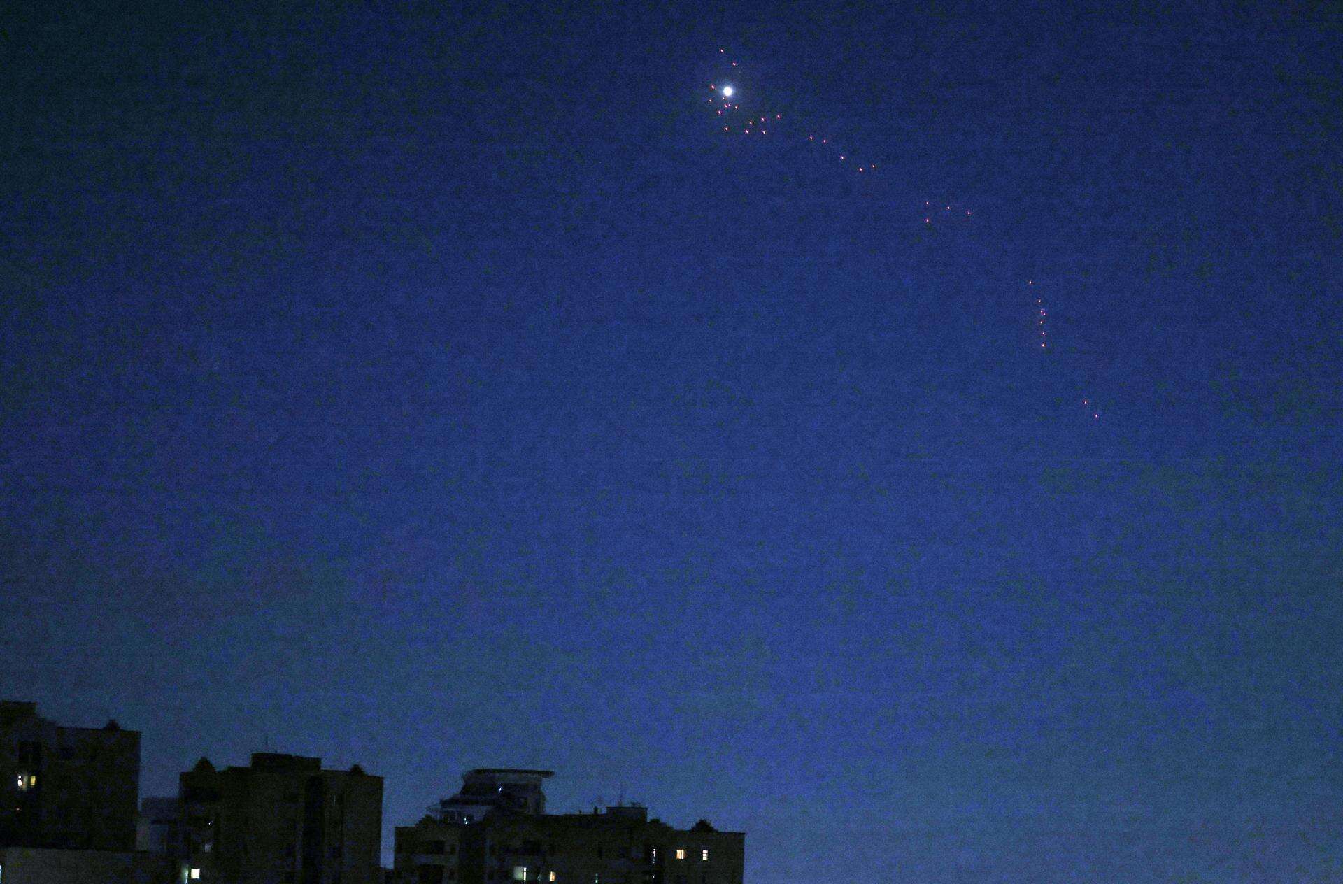 Misiles lanzados desde Irán vistos sobre Jerusalén, 13 de junio de 2025. El ejército israelí ha identificado misiles lanzados desde Irán hacia el territorio de Israel en represalia tras los ataques aéreos nocturnos contra objetivos iraníes. El sistema de defensa aérea iraní brilla sobre el centro de Teherán, Irán, el 13 de junio de 2025. Israel lanzó ataques contra Irán y su capital, Teherán