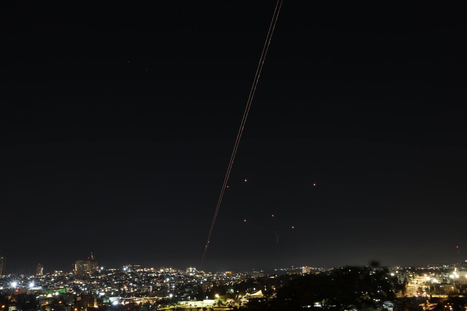 Misiles lanzados desde Irán vistos sobre Jerusalén, 13 de junio de 2025. El ejército israelí ha identificado misiles lanzados desde Irán hacia el territorio de Israel en represalia tras los ataques aéreos nocturnos contra objetivos iraníes.