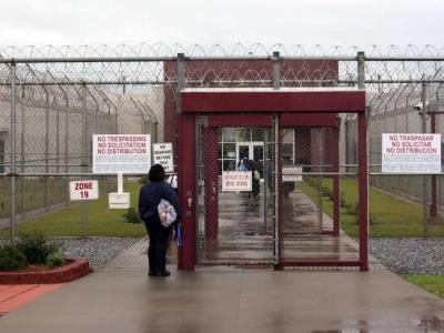 Disminuyen arrestos ICE en julio 2025