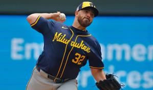 Los Cerveceros envían a Aaron Civale a los Medias Blancas de Chicago