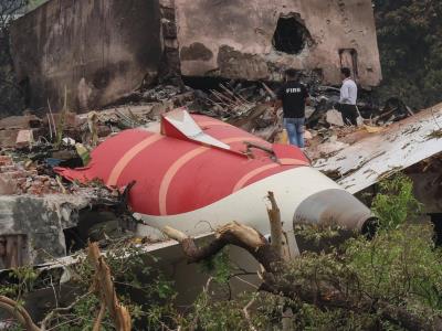 Hallan una caja negra del vuelo del accidente aéreo en la India