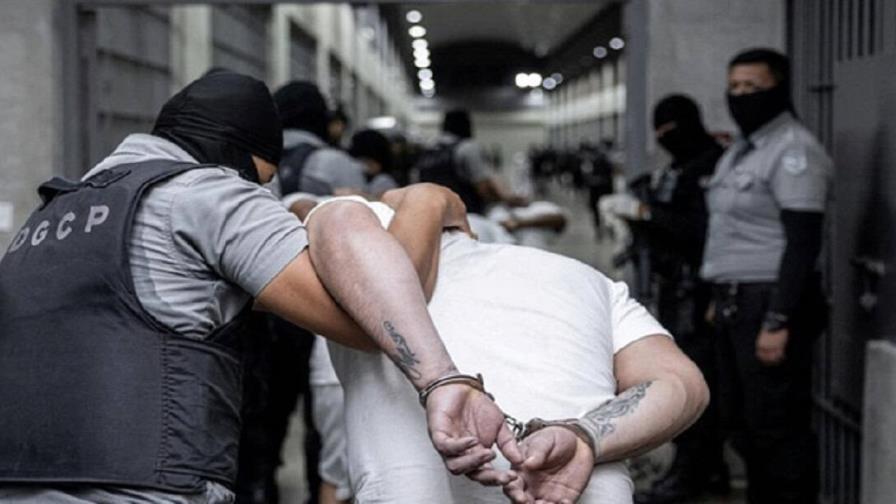 El Salvador frustra ilusión de familiares de venezolanos de verlos en la megaprisión