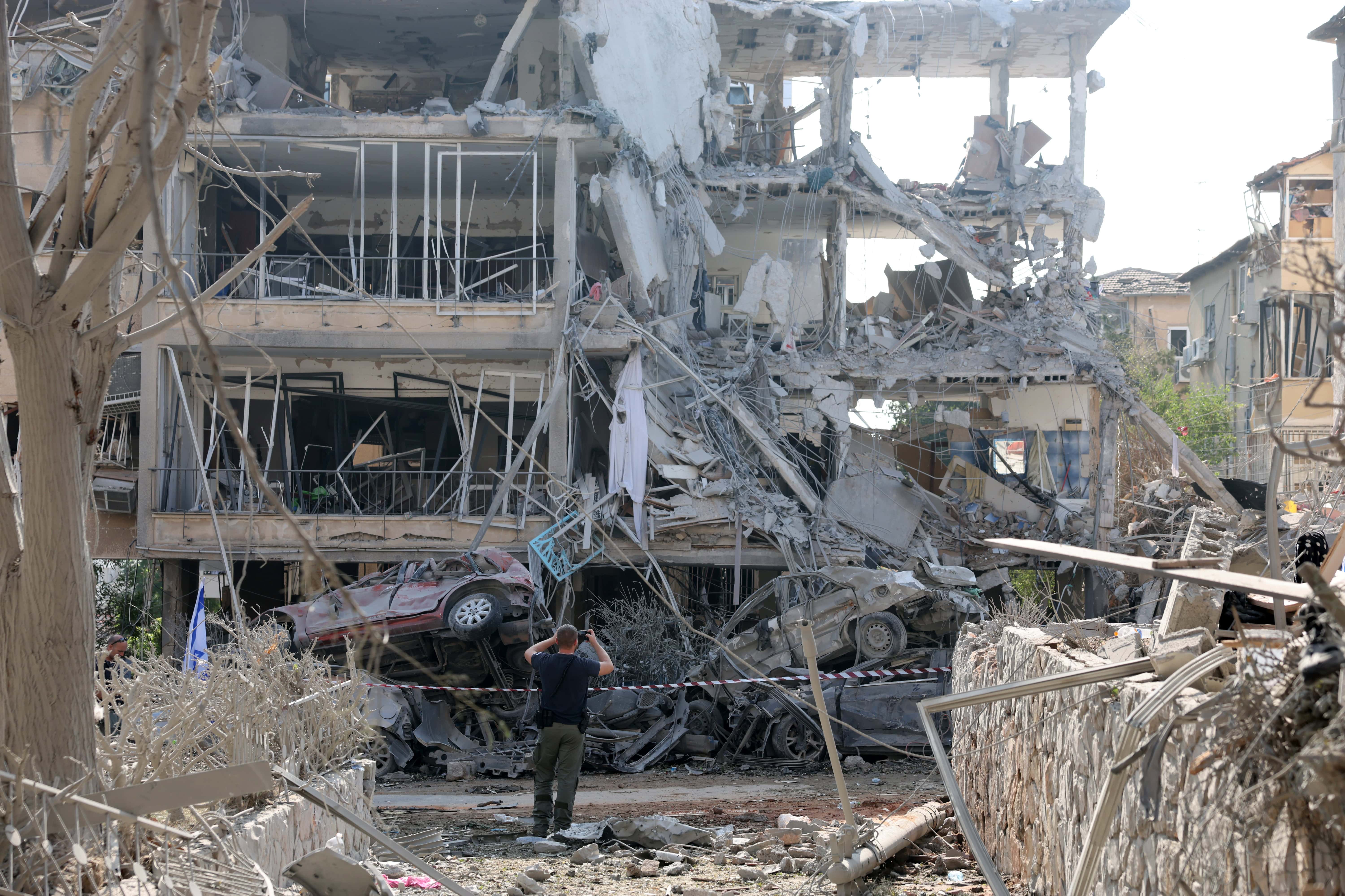 Los residentes reaccionan mientras inspeccionan los daños en su casa en el lugar donde un misil balístico iraní golpeó un edificio residencial en Rishon LeZion, Israel, el 14 de junio de 2025. Un portavoz de las Fuerzas de Defensa de Israel (FDI) dijo que Irán lanzó una ola de misiles balísticos hacia Israel, y según el servicio de emergencia Magen David Adom (MDA), 21 personas resultaron heridas, incluidas dos en estado crítico. EFE/EPA/ABIR SULTAN