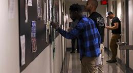 Un juez de EE. UU. bloquea los arrestos de ICE en tribunales de inmigraci&oacute;n de Nueva York