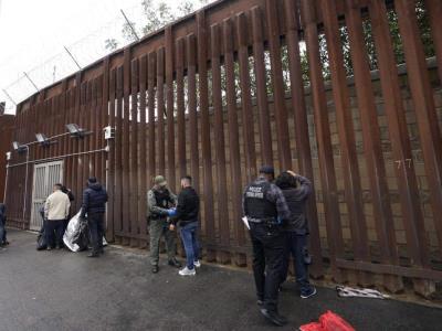 EE. UU. planea ampliar restricciones migratorias a 36 países más