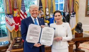 María Isabel Castillo presenta a Trump cartas credenciales como embajadora dominicana en EE. UU.