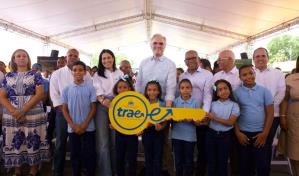 El transporte escolar llega a Montecristi con la entrega de 36 autobuses