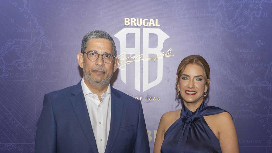 Presentan Andrés Brugal, una joya líquida creada por manos femeninas Presentan Andrés Brugal, una joya líquida creada por manos femeninas