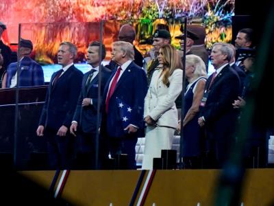 Donald Trump celebra el cumpleaños del Ejército y el suyo