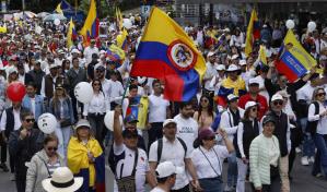 Miles de colombianos salen a las calles de grandes ciudades para rechazar la violencia