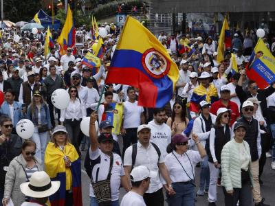 Colombianos marchan contra la violencia en ciudades del país