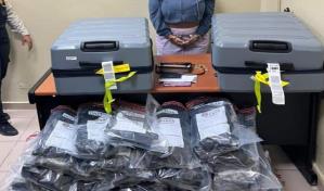 Arrestan en aeropuerto de Santiago una estadounidense con dos maletas repletas de marihuana
