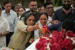 Familiares asisten a los funerales de las víctimas del accidente de Air India Familiares asisten a los funerales de las víctimas del accidente de Air India