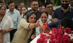 Familiares asisten a los funerales de las víctimas del accidente de Air India