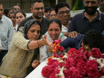 Familiares asisten a los funerales de víctimas de Air India