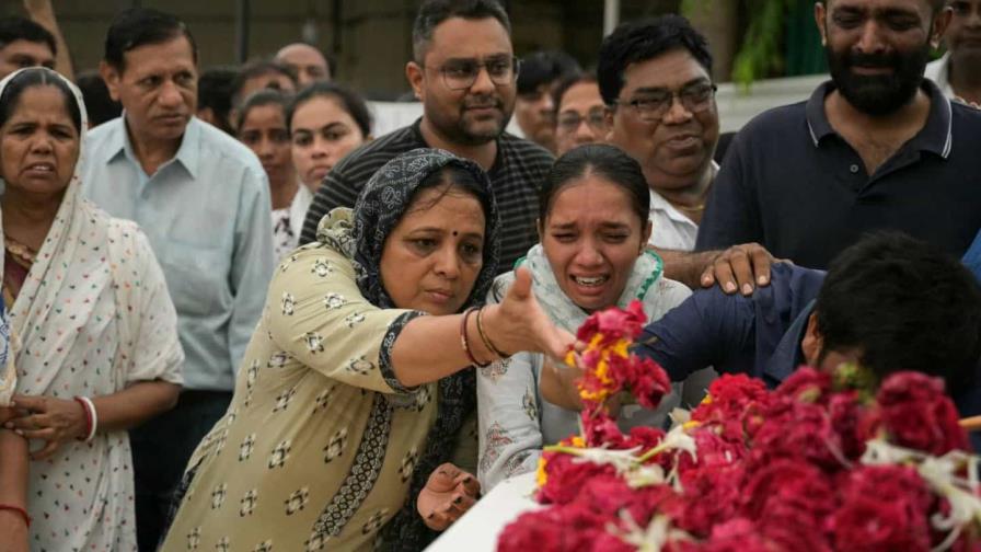 Familiares asisten a los funerales de las víctimas del accidente de Air India Familiares asisten a los funerales de las víctimas del accidente de Air India