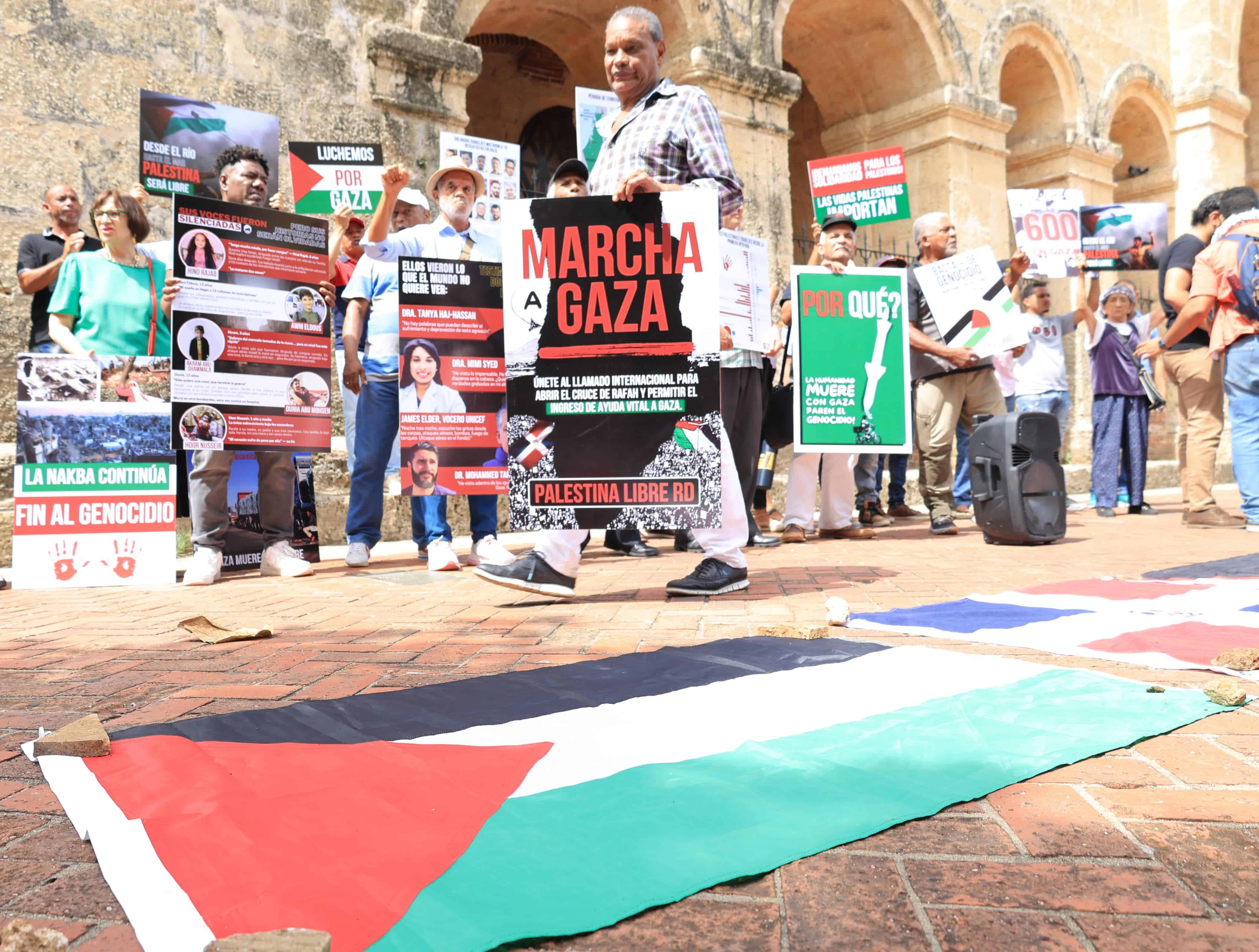 Ciudadanos con pancartas durante la manifestación pacífica en apoyo a Palestina, este 15 de junio de 2025.