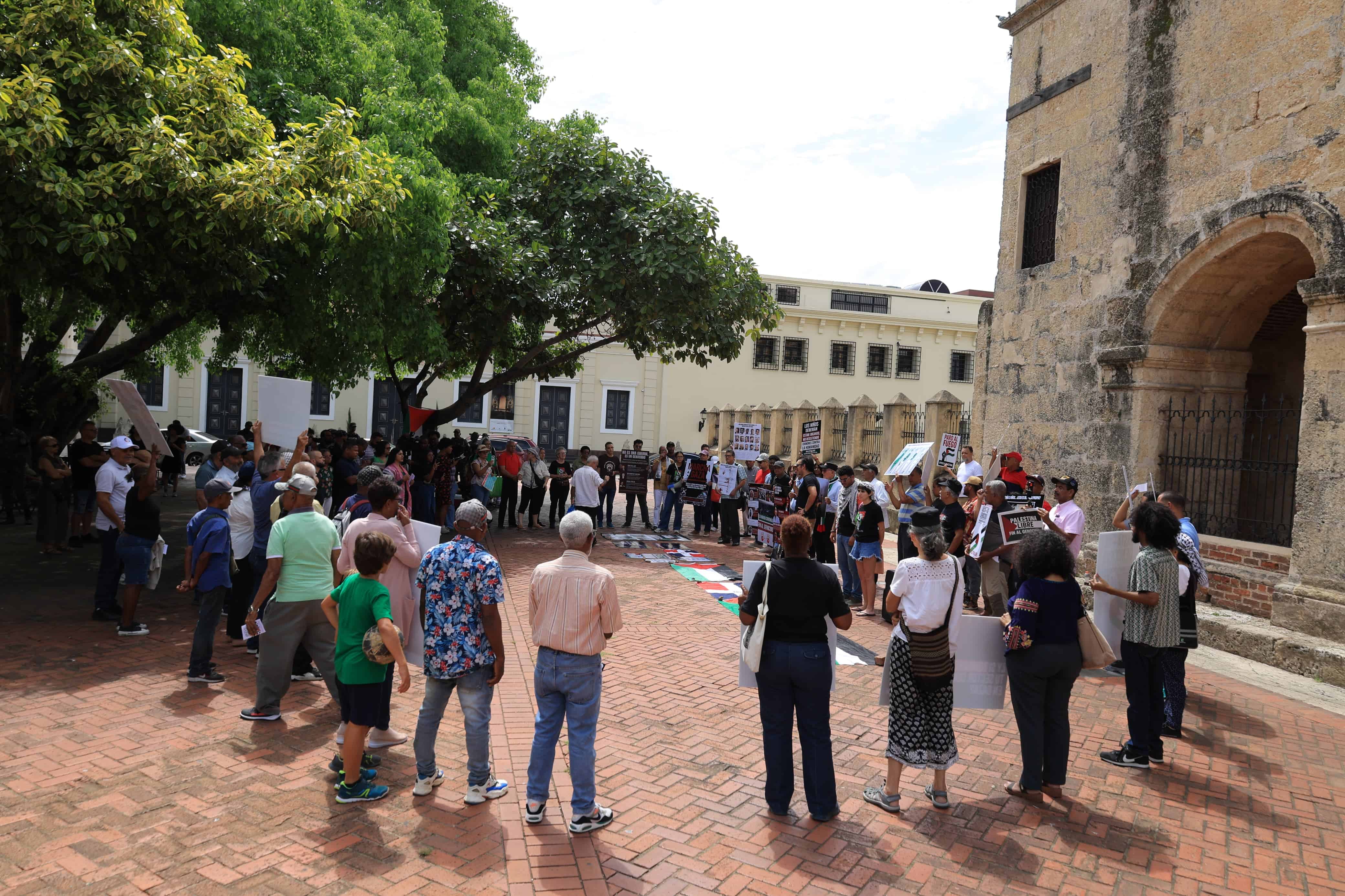 Grupo de dominicanos reunidos durante manifestación en el Parque Colón, este 15 de junio de 2025.