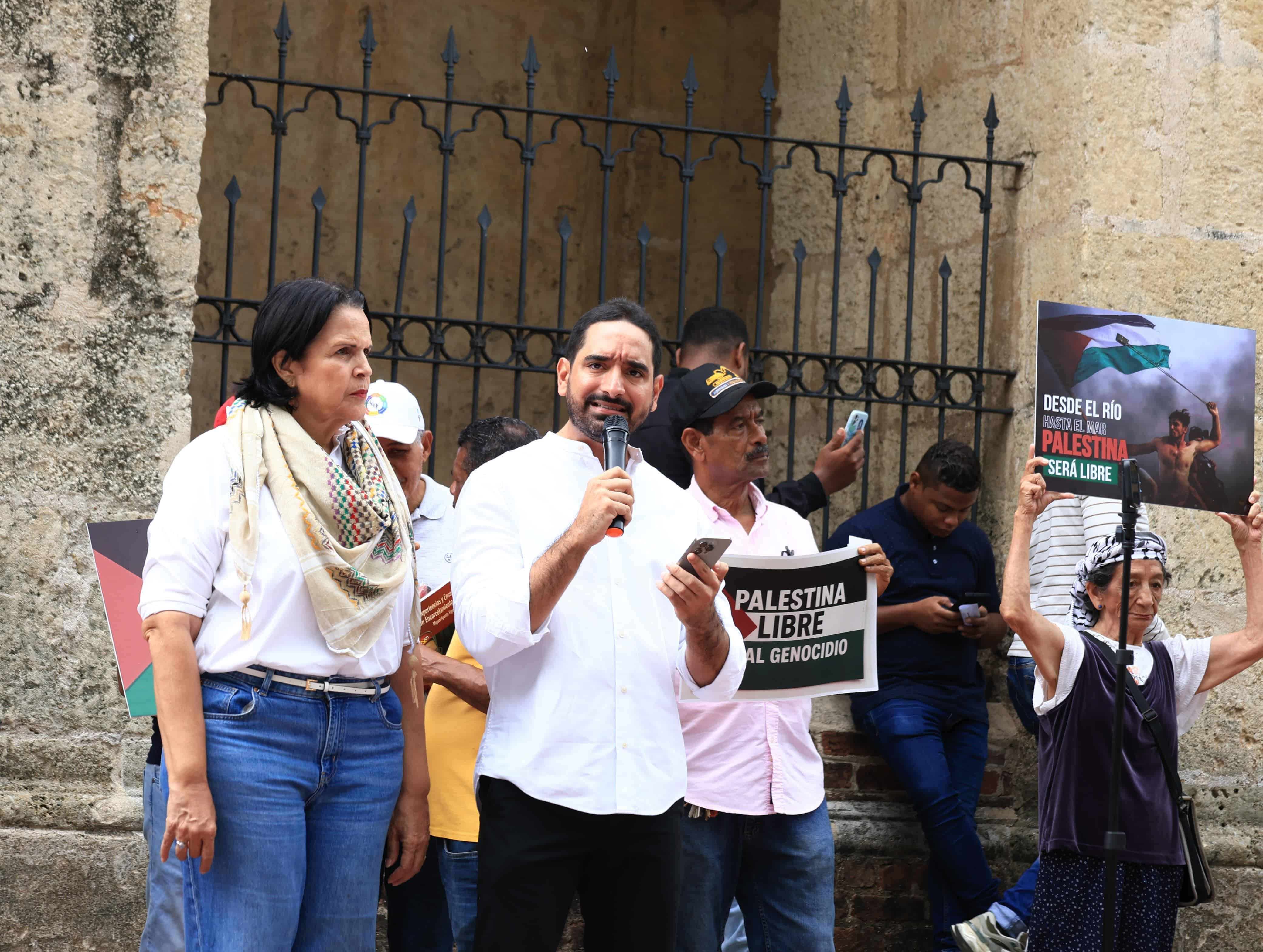 El exdiputado José Horacio Rodríguez y Minou Tavárez Mirabal, dirigentes del partido Opción Democrática, participaron en la manifestación en solidaridad con el pueblo palestino, este 15 de junio de 2025.