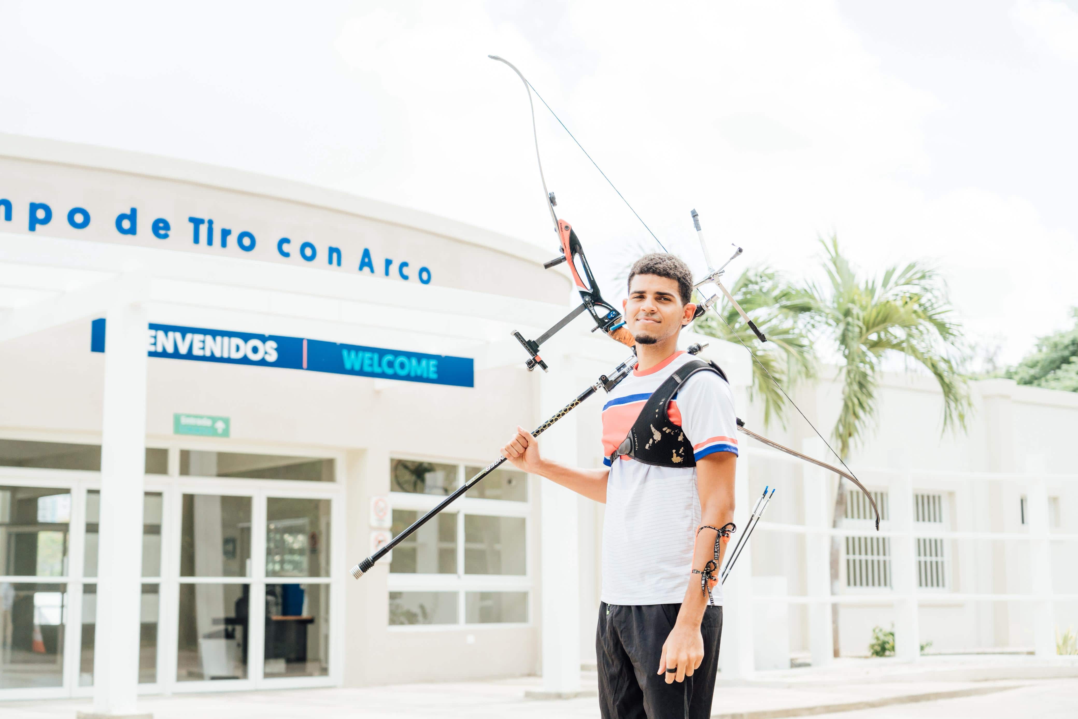 Joven atleta en tiro de arco.