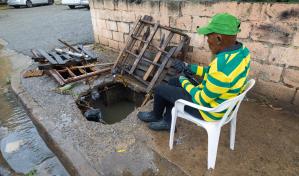 Criadero de mosquitos y riesgo letal en plena acera de Invivienda