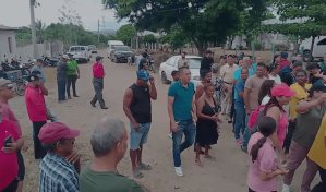 Realizan caminata en protesta por el mal estado de carretera en Santiago