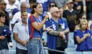 Cantante de origen dominicano canta el himno de EE. UU. en español durante juego de los Dodgers