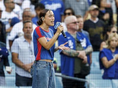 Cantante dominicana canta himno de EE. UU. durante Los Dogers